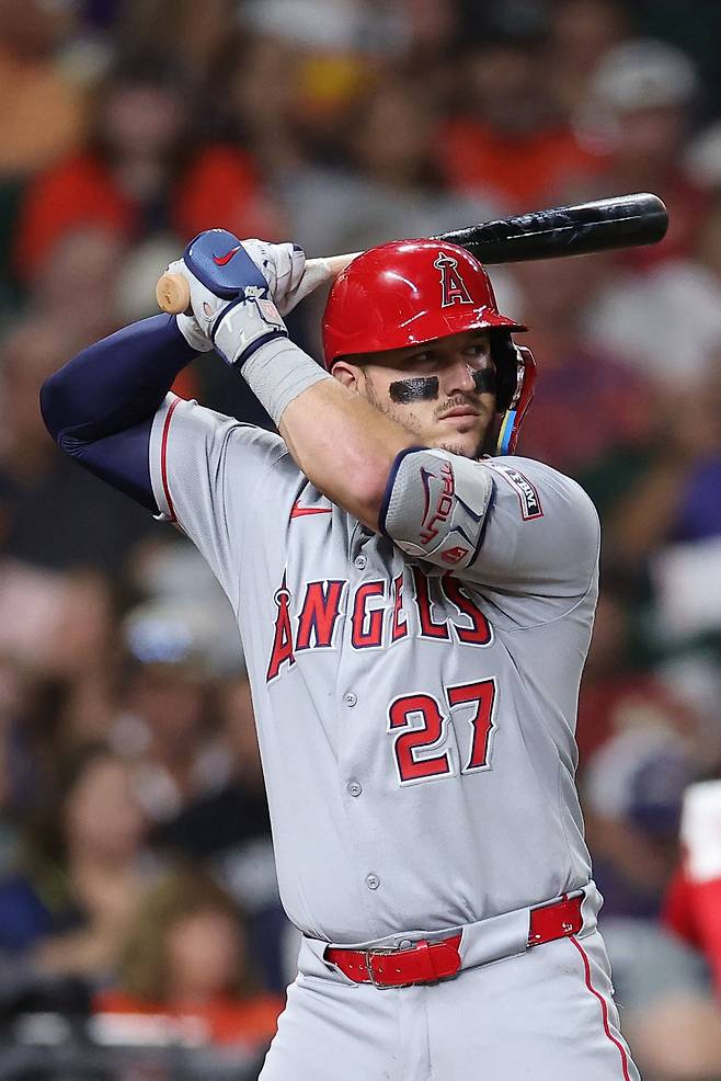 <yonhap photo-2889=""> HOUSTON, TEXAS - AUGUST 29: Mike Trout #27 of the Los Angeles Angels at bat during the sixth inning against the Houston Astros at Daikin Park on August 29, 2025 in Houston, Texas. Alex Slitz/Getty Images/AFP (Photo by Alex Slitz / GETTY IMAGES NORTH AMERICA / Getty Images via AFP)/2025-08-30 11:15:12/ <저작권자 ⓒ 1980-2025 ㈜연합뉴스. 무단 전재 재배포 금지, AI 학습 및 활용 금지></yonhap>