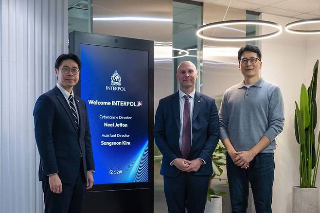 (왼쪽부터)작년 S2W에 방문한 인터폴 사이버범죄국 김상순 부국장, 닐 제튼 국장, 서상덕 S2W 대표 / 출처=S2W
