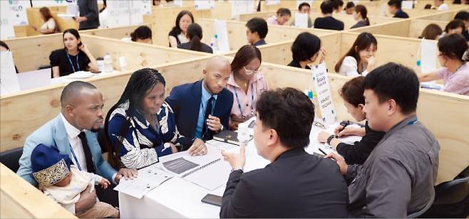 지난달 28일 서울 동대문디자인플라자(DDP)에서 열린 국내 최대 규모의 해외 바이어 초청 뷰티 수출 상담회 ‘뷰티트레이드쇼(Beauty Trade Show)’에서 탄자니아 바이어와 서울 뷰티 기업이 수출 상담을 하고 있다. 서울경제진흥원 제공