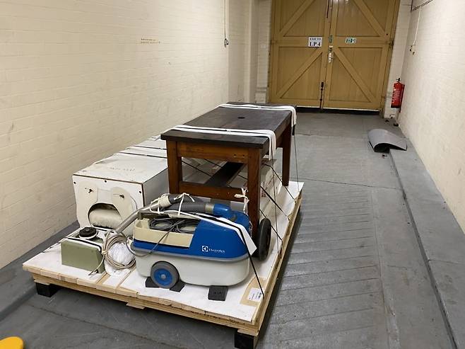 나무 팔레트 위에 고정된 대형 소장품들. / 사진. ©박소연