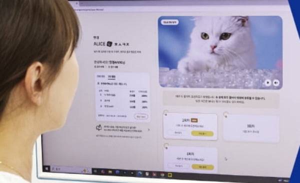 한경닷컴이 2일 선보인 뉴스 콘텐츠 기반 게임 플랫폼 '앨리스Q'에서 한 독자가 초성 퀴즈를 풀어보고 있다. /임형택 기자