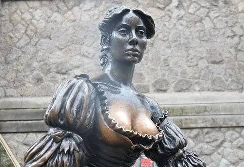 아일랜드 더블린에 있는 몰리 말론 동상./사진=온라인 커뮤니티 캡처