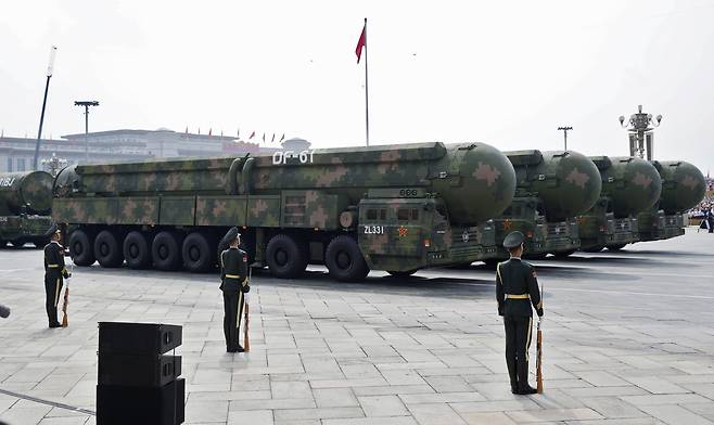 3일 베이징 톈안먼 광장에서 열린 중국 전승절 80주년 기념식에 DF-61 대륙간탄도미사일(ICBM)이 공개됐다. EPA 연합뉴스
