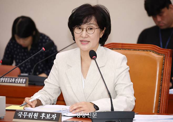 원민경 여성가족부장관 후보자가 3일 국회 여성가족위원회에서 열린 인사청문회에서 의원질의에 답하고 있다. 박민규 선임기자