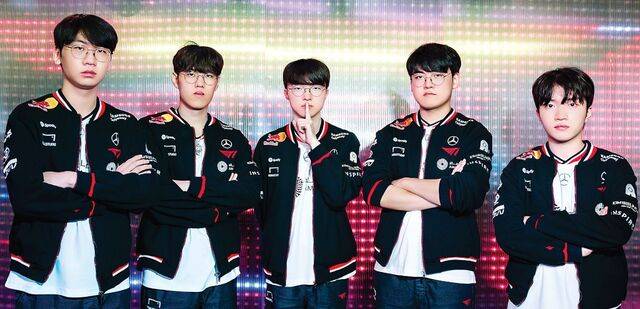 지난달 30일 서울 종로구 LCK 아레나에서 열린 2025 LoL 챔피언스 코리아(LCK) 정규 시즌 마지막 라운드 경기에 나선 양 팀 선수들의 모습. 5라운드 동안 29승1패를 해 정규 시즌을 1위로 완주한 젠지(아래쪽)와 20승10패로 3위를 기록한 T1 선수단. LCK 제공