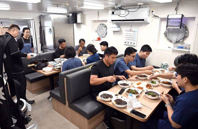 건강옹진호의 의료진은 배에서 숙식을 해결한다. 의료팀과 선박팀이 점심을 먹고 있다.
