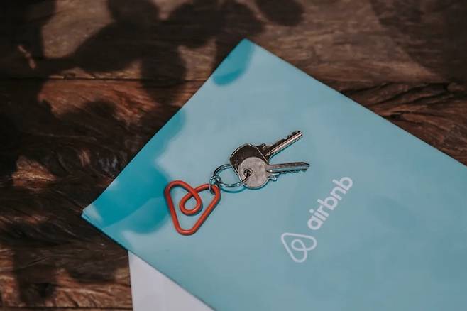 에어비앤비가 10월 국내 숙소 영업신고 의무화 전면 이행을 앞두고 제도 개선 방향을 아우르는 소책자 ‘대한민국과 함께 나아갑니다: 에어비앤비의 약속, 기여, 그리고 제언’을 발간했다. / 사진=에어비앤비