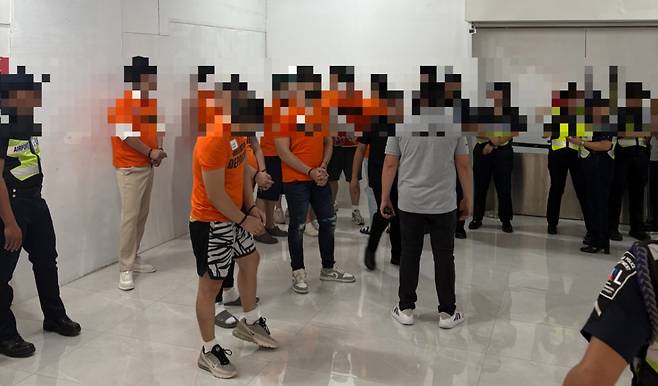 3일 경찰이 필리핀 니노이 아키노 공항에서 해외 도피사범 49명을 국내로 강제송환하는 모습./사진제공=경찰청