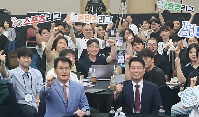 3일 제주에서 2025 도전! 케이(K)-스타트업 통합본선 킥오프 데이에서 열려 임정욱 중소벤처기업부 창업벤처혁신실장(앞줄 오른쪽), 유종필 창업진흥원장(왼쪽) 등 참석자들이 기념촬영을 했다./사진=창업진흥원