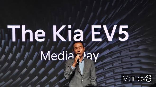 국내 전기차 시장이 반등 조짐을 보이는 가운데 내년 전환지원금 도입으로 기아가 최대 수혜를 입을 것이란 전망이 나온다. 기아는 EV3·EV4 흥행에 이어 EV5로 시장 내 입지를 강화할 계획이다. 사진은 정원정 기아 국내사업본부장의 모습. /사진=김이재 기자