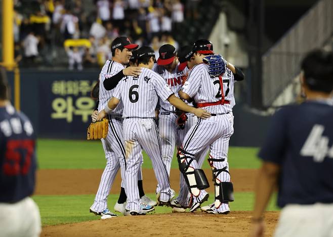 LG트윈스가 정규리그 우승 확률을 높이고 있다. 사진은 지난 2일 서울 송파구 잠실야구장에서 열린 2025 신한 SOL 뱅크 KBO리그 롯데 자이언츠와의 경기를 승리한 LG선수단의 모습. /사진=뉴시스