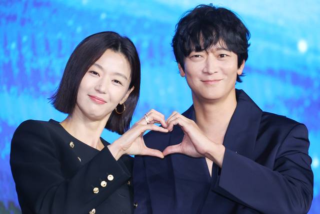 디즈니+ 오리지널 시리즈 ‘북극성’에서 호흡을 맞춘 배우 전지현(왼쪽)과 강동원이 2일 서울 종로구 포시즌스 호텔에서 열린 제작발표회에 참석해 포즈를 취하고 있다. 연합뉴스