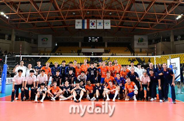 2025년 6월 7일 오후 충청남도 천안시 유관순체육관에서 '2025 남자배구 국가대표 평가전' 대한민국과 네덜란드의 경기가 열렸다. 대한민국이 세트스코어 3-1(17-15, 25-21, 25-21, 25-23)로 승리한 뒤 네덜란드 선수들과 기념촬영을 하고 있다./유진형 기자
