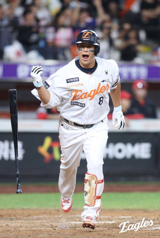 한화 노시환이 2일 대전 KIA전 5회 스리런 홈런을 친 뒤 포효하고 있다. /한화 이글스 제공