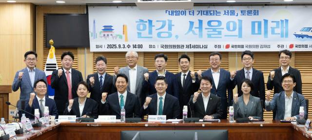 오세훈(앞줄 왼쪽 세 번째) 서울시장과 김재섭 국민의힘 의원, 이준석 개혁신당 대표 등이 3일 서울 여의도 국회 의원회관에서 열린 '내일이 더 기대되는 서울' 토론회에서 기념촬영하고 있다. 뉴스1