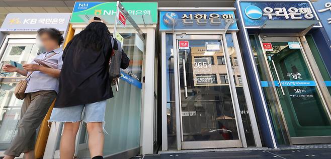 올해 상반기 은행별 금리인하 요구권 운영 실적에 따르면, 우리은행은 가계대출 금리인하 요구권 수용률와 금리 평균 인하폭 모두 최하위를 기록했다. ⓒ연합뉴스