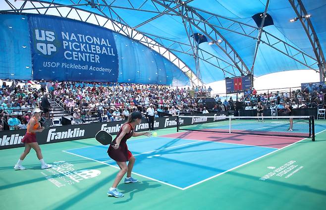 지난 5월 미국 플로리다주 네이플스 이스트 네이플스 커뮤니티 파크에서 열린 US오픈 픽클볼 선수권 대회 여자 프로 복식 준결승에서 리 워터스가 포핸드 서브를 하고 있다. 게티이미지