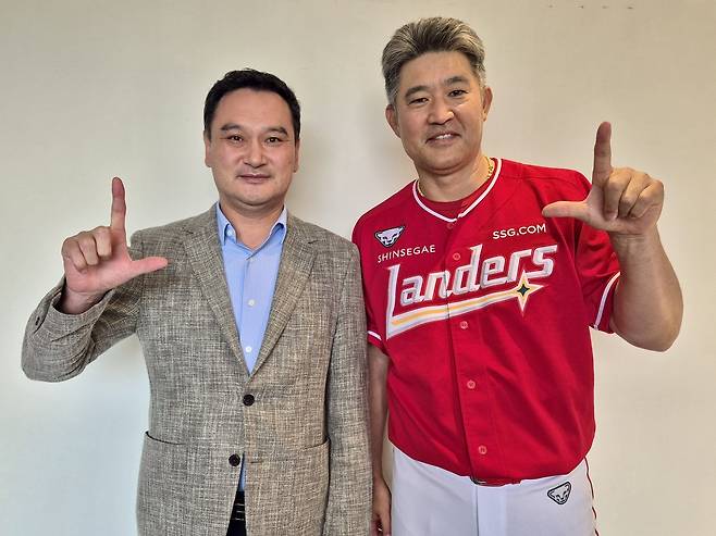 이숭용 SSG 감독(오른쪽) 3일 ‘2+1년’ 재계약 후 김재섭 구단 대표이사와 기념사진을 촬영하고 있다. SSG랜더스 제공