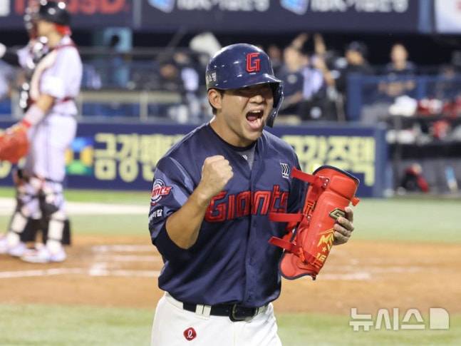 롯데 김민성이 2일 잠실 LG전에서 9회초 2타점 적시타를 친 후 환호하고 있다. /사진=뉴시스