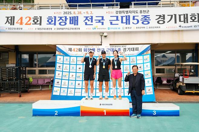 제42회 회장배 전국근대5종경기대회 여자 일반부 4종 시상식. 왼쪽부터 은메달 김은주, 금메달 김예나, 동메달 유수민. /사진=대한근대5종연맹 제공
