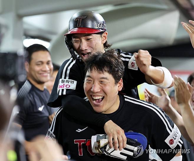 신민재 업은 김현수 (광주=연합뉴스) 조남수 기자 = 24일 광주기아챔피언스필드에서 열린 프로야구 LG 트윈스와 KIA 타이거즈의 경기. 6회초에 동점 3루타를 때린 LG 신민재가 후속 문성주의 적시타 때 역전 득점을 올리고 김현수 등에 업혀 기뻐하고 있다. 2025.8.24 iso64@yna.co.kr