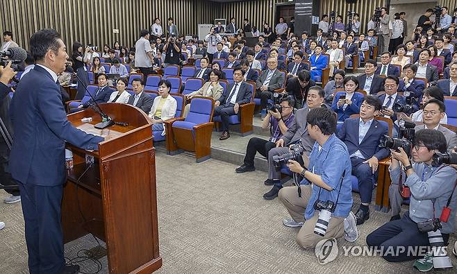 검찰개혁·정부조직법 개편을 위한 정책 의총에서 인사말 하는 정청래 대표 (서울=연합뉴스) 황광모 기자 = 더불어민주당 정청래 대표가 3일 국회에서 열린 검찰개혁ㆍ정부조직법 개편 의견 수렴을 위해 열린 정책 의원총회에 참석해 의원들에게 인사말을 하고 있다. 2025.9.3 hkmpooh@yna.co.kr