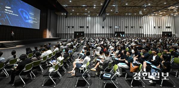 경인지역 4년제 대학들의 중도 탈락자가 계속 증가하며 학교들이 위기에 처했다. 사진은 지난 8월 10일 오후 수원시 영통구 수원컨벤션센터에서 열린 ‘2026학년도 성균관대학교 수시모집 입시설명회’의 모습. 2025.8.10 /최은성기자 ces7198@kyeongin.com