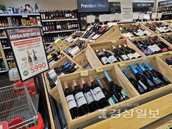 ▲ 주류 유통시장에서 가성비와 소버 큐리어스 등 투트랙 전략이 성행하고 있는 가운데 홈플러스 울산북구점 주류 매대.