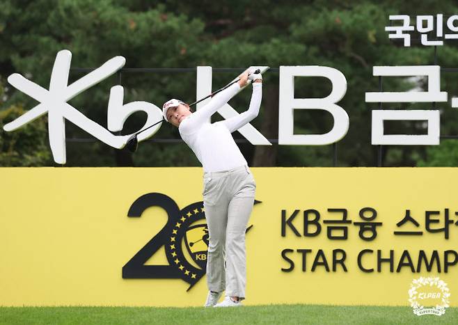 문정민이 1번홀에서 티샷을 하고 있다. (사진=KLPGA)