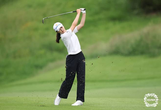 이가영이 14번홀에서 아이언샷으로 온그린을 시도하고 있다. (사진=KLPGA)
