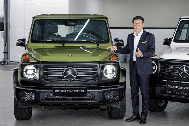 차범근 전 감독이 ‘G-클래스 스트롱거 댄 더 1980 에디션’과의 특별한 만남을 기념하며 차량과 함께 포즈를 취하고 있다. 차범근 감독은 1980년대 세계 무대에서 활약했던 선수 생활의 정점에서 G-클래스의 오너로서 오랜 시간을 함께 한 바 있다. (사진=메르세데스 벤츠)