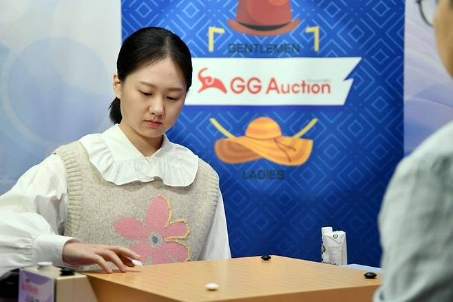 김은지 9단이 침착한 표정으로 반상에 착점하고 있다.(사진 한국기원 제공)