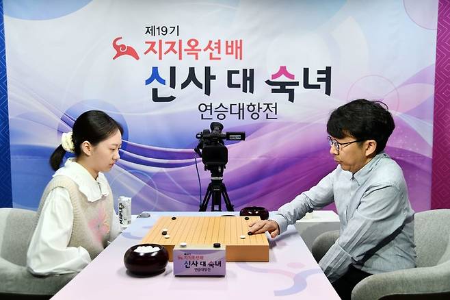 김은지 9단과 목진석 9단이 일전을 벌이고 있다.(사진 한국기원 제공)