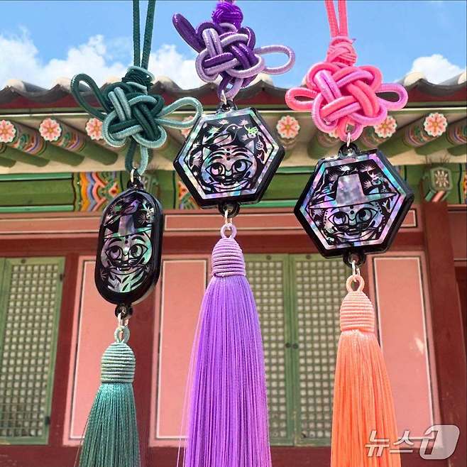 전통 공예 브랜드 '희뮤즈'에서 호응을 얻고 있는 '까치·호랑이 자개 노리개' (사진=인스타그램 @heemuse_studio)