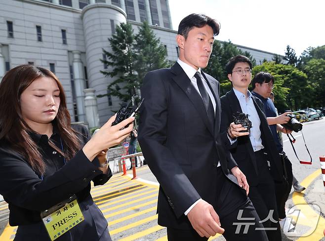 '불법 촬영' 혐의를 받는 축구선수 황의조(33·알라니아스포르)가 4일 오후 서울 서초구 서울중앙지방법원에서 열린 성폭력범죄의처벌등에관한특례법위반(카메라등이용촬영) 항소심 선고 공판에서 1심과 같은 징역 1년 집행유예 2년을 선고받은 후 법정을 나서고 있다. 2025.9.4/뉴스1 ⓒ News1 오대일 기자