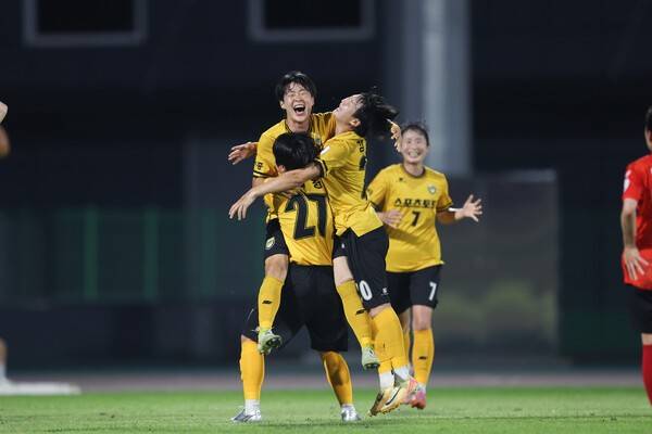 4일 충남 세종시민운동장에서 열린 2025 WK리그 19라운 순연경기에서 상무여자축구단전에서 골을 넣고 기뻐하는 세종스포츠토토 선수들. /사진=한국여자축구연맹