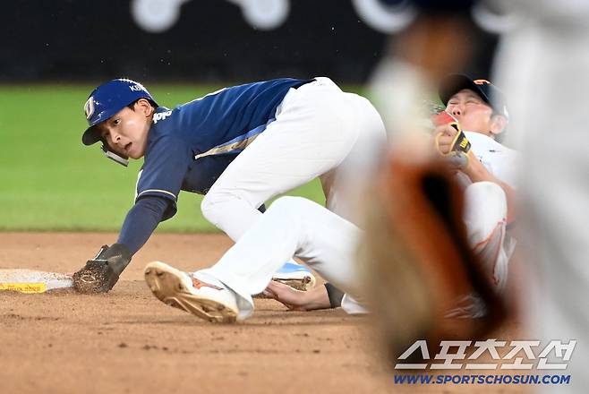 3일 대전 한화생명볼파크에서 열린 NC와 한화의 경기, 9회초 무사 1루 NC 오영수 타석때 1루주자 홍종표가 2루 도루를 실패하고 있다. 대전=허상욱 기자wook@sportschosun.com/2025.09.03/