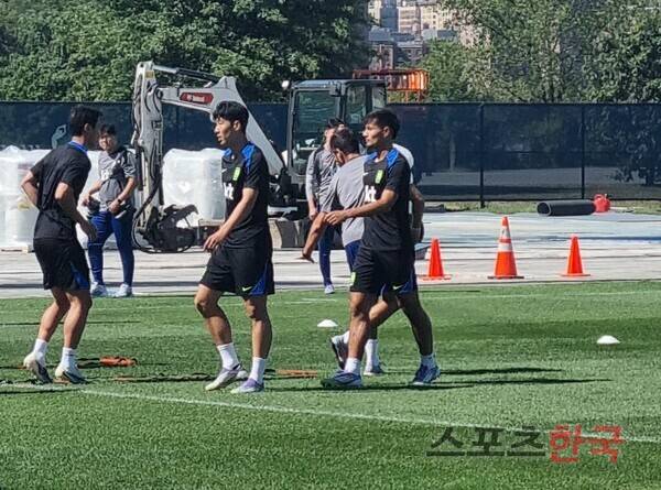 워밍업 내내 손흥민과 함께한 옌스 카스트로프. ⓒ스포츠한국 김성수 기자