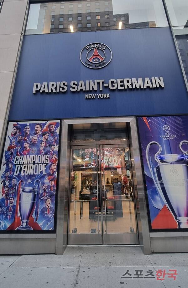 뉴욕 중심가 한복판을 당당히 차지하고 있는 PSG 공식 매장. ⓒ스포츠한국 김성수 기자