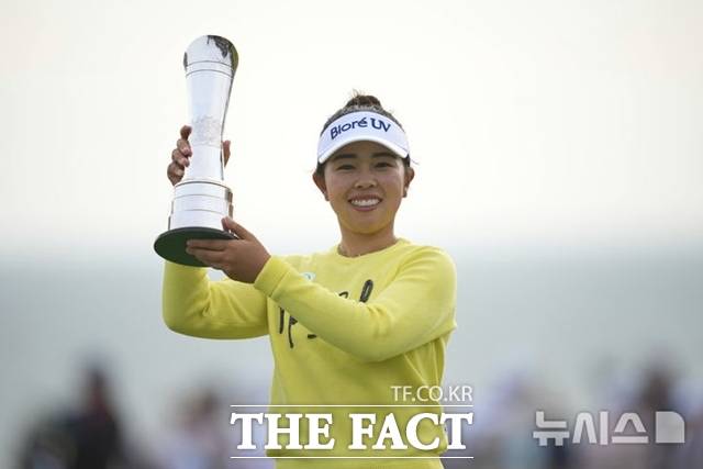 LPGA투어에서 일본 돌풍의 주역인 야마시타 미유가 메이저대회인 AIG여자오픈에서 우승한 뒤 트로피를 들고 포즈를 취하고 있다. /AP..뉴시스