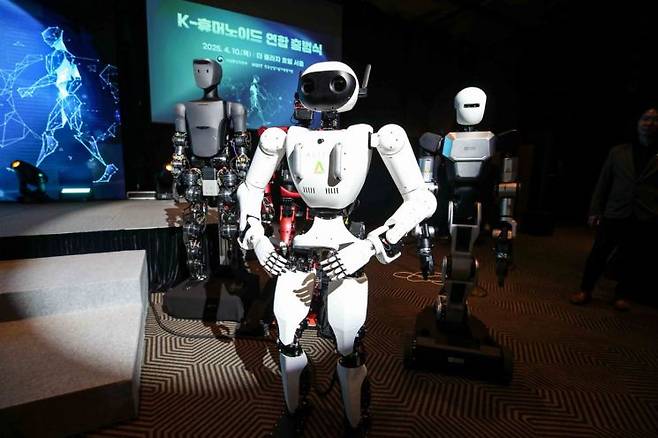 지난 4월10일 서울 중구 더플라자호텔에서 열린 'K-휴머노이드 연합 출범식'에서 휴머노이드 로봇이 전시돼 있다. 강진형 기자