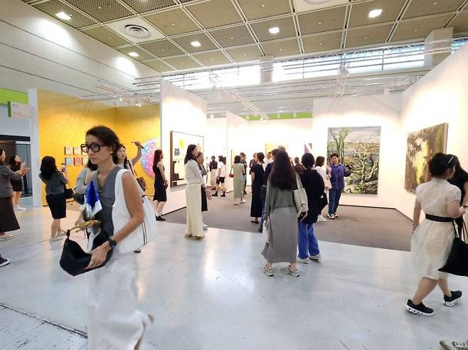 3일 서울 삼성동 코엑스에서 개막한 프리즈 서울 2025 전시장 내부 전경. 서믿음 기자