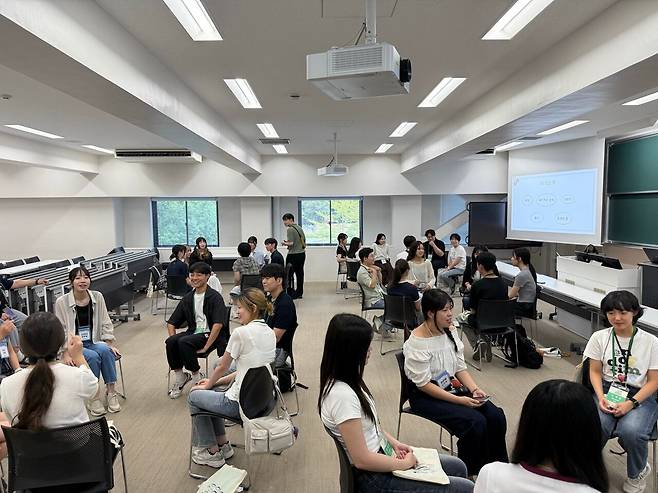 지난달 28일 일본 오사카(大阪) 긴키대(近畿大) 히가시오사카 캠퍼스에서 열린 한·일 청년 교류회. 긴키대 한국어학과 재학생 15명과 조선일보·외교부가 공동 주최한 ‘청년 신(新)조선통신사’ 한국 대원 16명이 모여 세븐틴·트와이스·NCT·BTS 등 자신이 좋아하는 K팝 아이돌 이야기를 나누며 교류하고 있다./구아모 기자