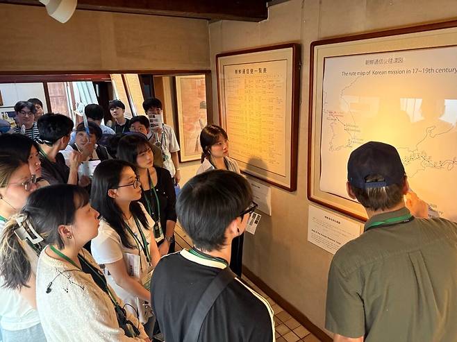 지난달 27일 일본 히로시마현 구레시 시모카마가리(下蒲刈)에 있는 조선통신사역사관에서 ‘청년 신(新)조선통신사’ 탐방단 학생들이 17~19세기 조선통신사의 사행 경로가 표시된 지도를 살펴보고 있다. 시모카마가리는 조선통신사가 에도로 향하던 길목에서 가장 성대한 접대를 받았던 곳 가운데 하나다./구아모 기자