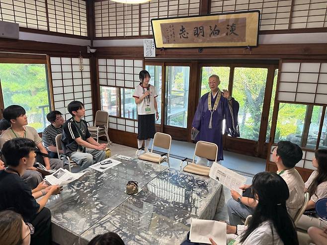 지난달 30일 일본 시가현 히코네시에 있는 사찰 소안지(宗安寺)에서 다케우치 신도 주지 스님이 ‘청년 신(新)조선통신사’ 한국 대원들에게 사찰 역사를 설명하고 있다. 소안지는 조선통신사가 에도(도쿄)로 향하던 길목에 머물렀던 곳이다./구아모 기자