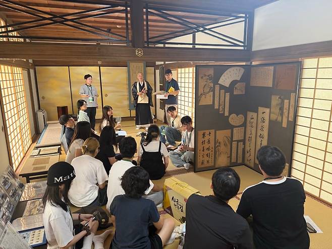 지난달 29일 일본 교토 지쇼인(知勝院)에서 히사야마 류쇼 주지 스님이 ‘청년 신(新)조선통신사’ 대학생 탐방단에게 병풍에 남아 있는 조선통신사의 글과 그림을 설명하고 있다. 당시 조선과 일본의 문인들은 서로 한시를 주고받으며 뜻을 나눴다. /구아모 기자