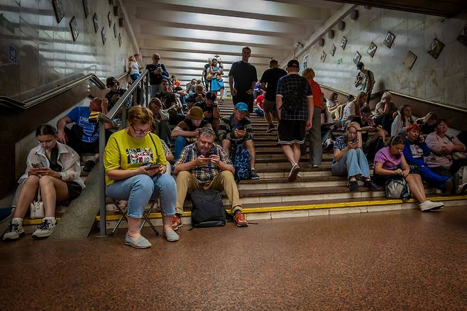 9월 2일 우크라이나 키이우에서 러시아군의 공격이 발생한 가운데 시민들이 대피소로 사용되는 지하철역에서 휴식을 취하고 있다./AP 연합뉴스