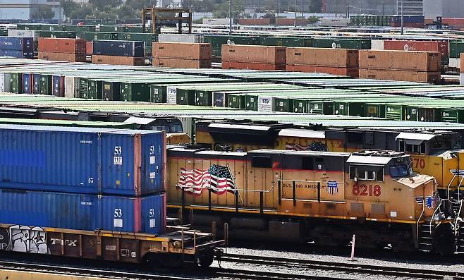 2025년 9월 미국 로스앤젤레스 LATC-유니언 퍼시픽 로스앤젤레스 교통 센터 철도 야드에서 보이는 운송 컨테이너들. /연합뉴스