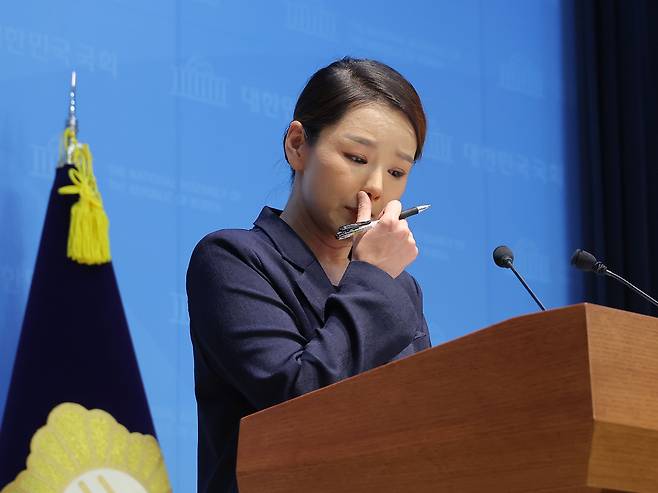 조국혁신당 강미정 대변인이 4일 서울 여의도 국회 소통관에서 당내 성비위 의혹과 관련한 탈당 기자회견을 하고 있다./연합뉴스