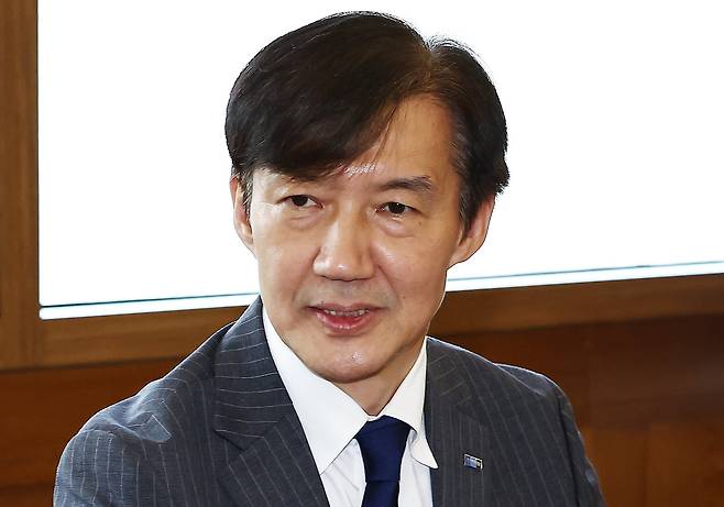 조국 조국혁신당 혁신정책연구원장이 4일 서울 종로구 조계사를 방문, 총무원장 진우스님을 예방하고 있다. /연합뉴스
